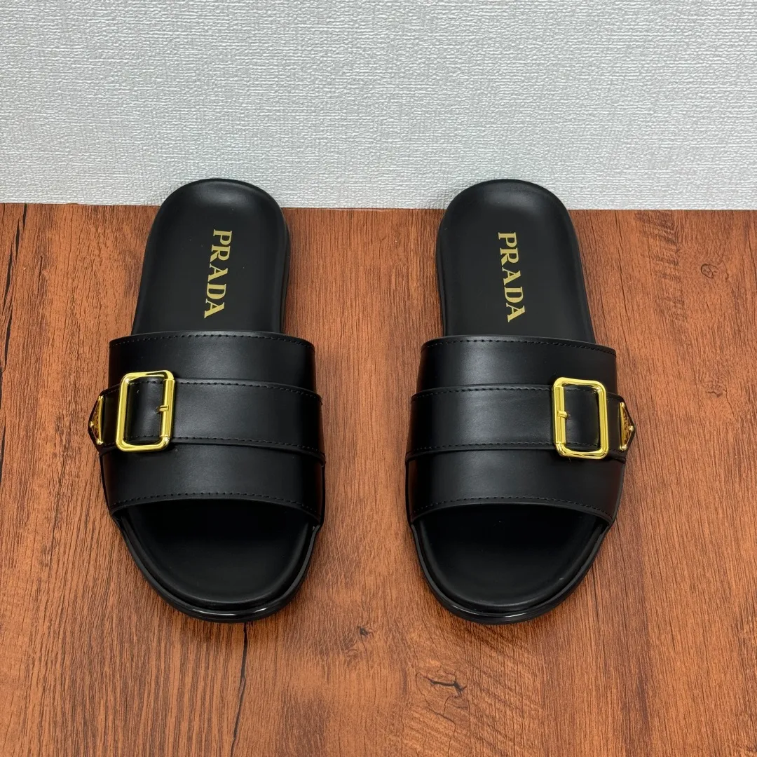 Batch 580 Prada/Prada's new men's straight style genuine leather slippers. Retro inspiration and modern lines coexist harmoniously. The dynamic design is decorated with the brand's iconic symbols and characteristic details. Genuine leather bottom layer, inner calfskin upper including stone pattern cowhide, smooth calfskin, and classic canvas three-logo pattern are available in three styles. It is decorated with genuine leather buckle straps, metal buckle details, and embellished with gold classic enamel brand logo details. Thin rubber soles are standard, and a complete package! Size: 39-40-41-42-43-44-45 Leather shoe size Item number: 2X3064 cowhide